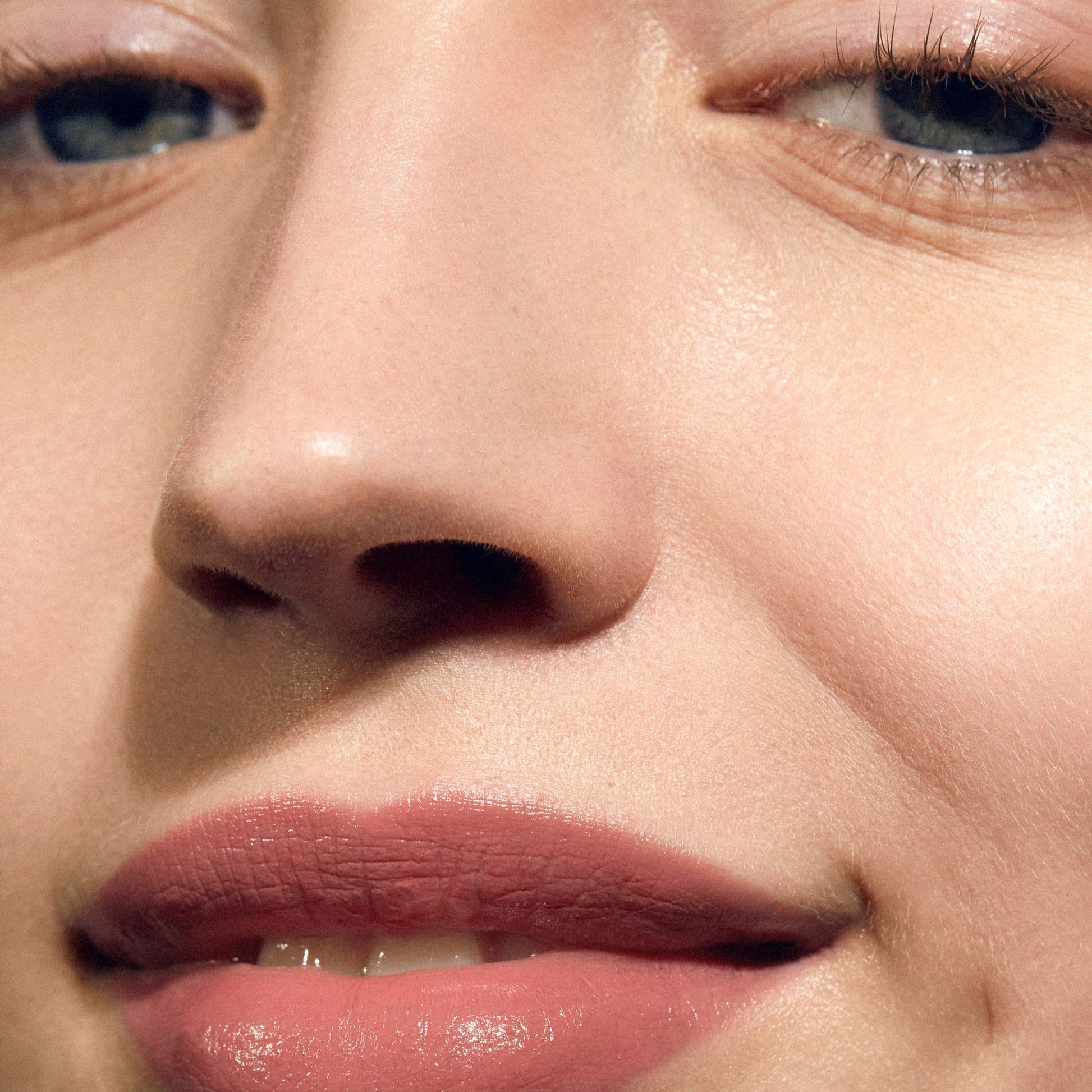 MÁDARA Dazzle Nights Satin Shine Lipstick, 501 Flattery 3,8g - bioskina